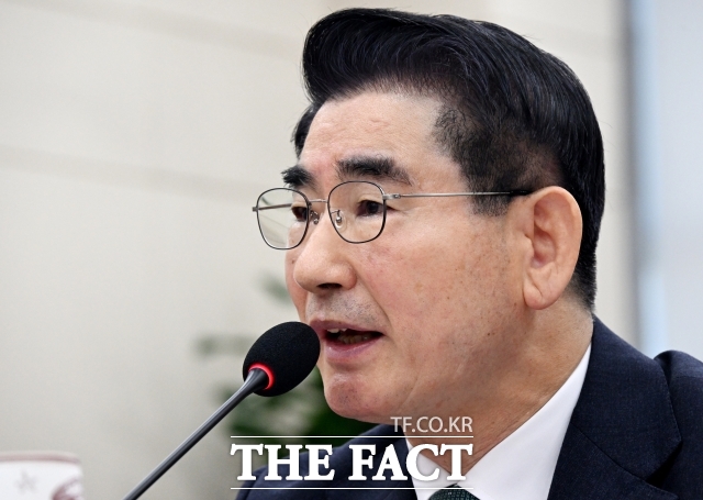 김용현 전 국방부 장관 측이 내란 특검법에 대해 위헌법률심판 제청 신청을 한 것을 두고 내란 사건을 수사하는 조은석 특별검사팀과 공방을 벌였다. 김 전 장관이 지난해 10월 오전 서울 여의도 국회에서 열린 국방위원회의 국방부에 대한 종합감사에 참석해 질의에 답변을 하고 있다./국회=배정한 기자