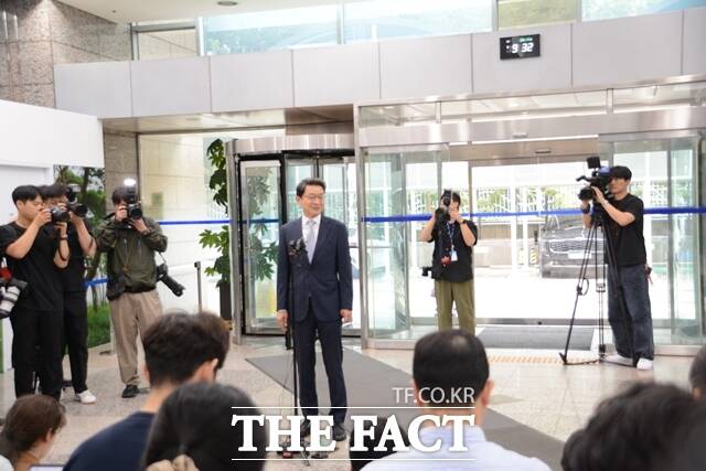 이억원 금융위원장 내정자가 서울 중구 예금보험공사 1층에서 기자들의 질문에 답변하고 있다. /김태환 기자