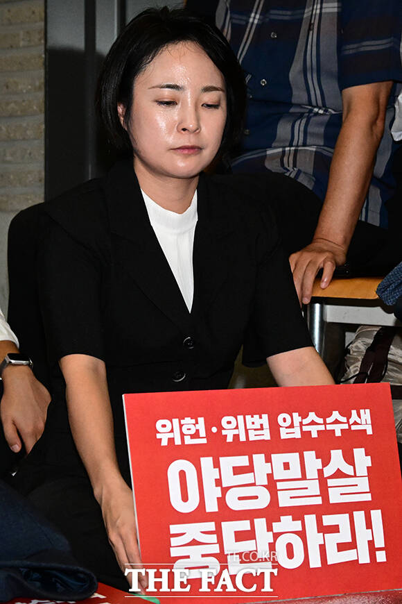 손수조 청년 최고위원 후보가 농성 중 생각에 잠겨있다.