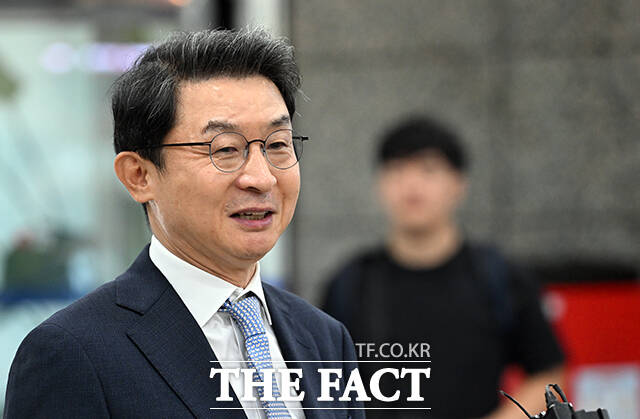 이억원 금융위원장 후보자가 14일 오전 서울 중구 청계천로 예금보험공사에 마련된 인사청문 준비사무실로 첫 출근하며 소감을 밝히고 있다. /임영무 기자