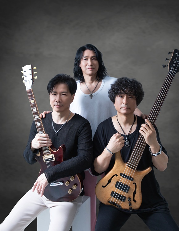 지니는 30일 서울 성북구 동덕여대백주년기념관에서 단독 콘서트 헬로우 어게인을 개최한다. 이 콘서트에서 지니는 밴드의 곡과 함께 각 멤버의 히트곡도 라이브로 들려줄 예정이다./장호일 제공