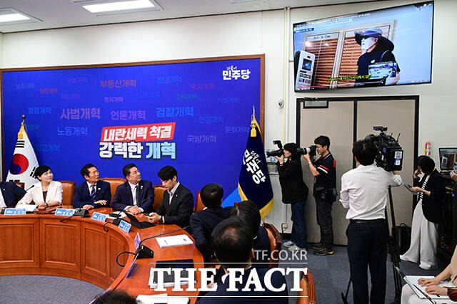 정청래 민주당 대표를 포함한 민주당 최고위원회가 지난 13일 국회에서 열린 최고위원회의에서 권성동 국민의힘 의원이 통일교 소유의 골프장에 방문하는 영상을 시청하는 모습. /남윤호 기자