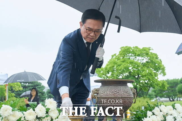 14일 국립방향의동산에서 김석필 권한대행이 위안부 피해자 추모비에 헌화하고 있다. /천안시