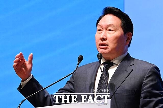 최태원 SK그룹 회장이 올해 상반기 SK㈜와 SK하이닉스에서 각각 17억5000만원, 30억원의 보수를 수령했다. /남용희 기자