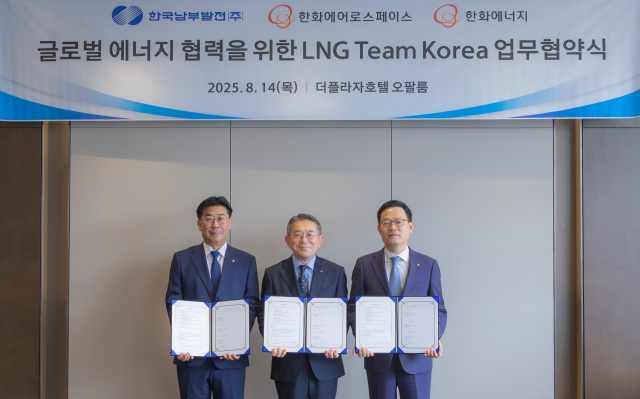 14일 글로벌 LNG 협력 강화 업무협약 체결식에 참석한 한화에너지 이재규 대표(왼쪽), 남부발전 김준동 사장(가운데), 한화에어로스페이스 손재일 대표(오른쪽). /한화그룹