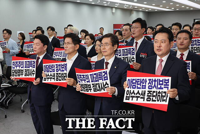 특별검사(특검)에 대한 국민의힘의 공포가 현실화했다. 사진은 14일 서울 여의도 중앙당사에서 열린 국민의힘 제6차 전당대회 수도권·강원·제주 합동연설회에서 당 대표 후보인 장동혁, 조경태, 김문수, 안철수 후보 등 참석자들이 김건희 특검의 당사 압수수색 관련 규탄 구호를 외치고 있는 모습. /남윤호 기자