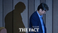  '주식 차명거래 혐의' 이춘석 경찰 출석…의혹 발생 열흘 만에