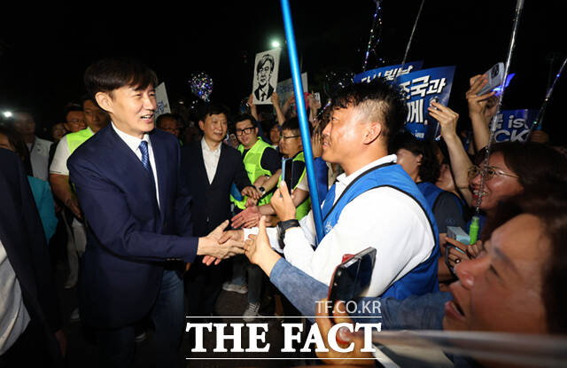 조국 조국혁신당 전 대표가 15일 서울 구로구 남부교도소에서 광복절 특별사면·복권 조치로 출소하며 지지자들과 인사하고 있다. /이새롬 기자