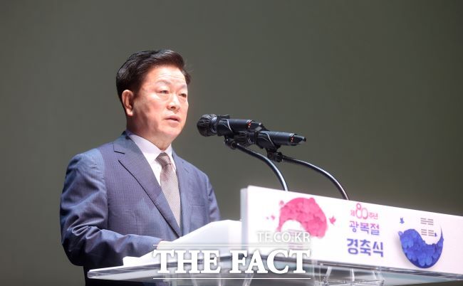 박승원 광명시장이 광복절 경축식에서 기념사를 하고 있다./광명시