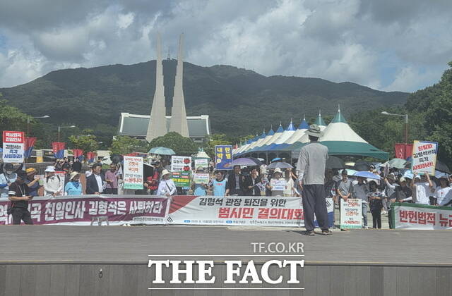 15일 천안 독립기념관 분수광장 앞에서 시민사회단체들이 김형석 독립기념관장의 사퇴를 촉구하는 집회를 열고 있다. /정효기 기자