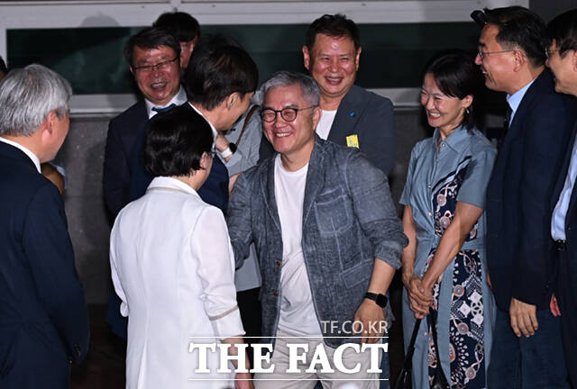 조국 전 조국혁신당 대표가 15일 오전 서울 구로구 남부교도소에서 광복절 특별 사면으로 출소해 같이 사면된 최강욱 전 더불어민주당 의원과 인사하고 있다. /이새롬 기자