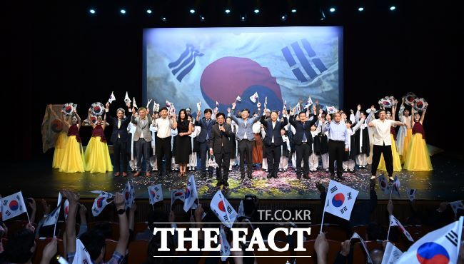 부천시 광복 80주년 뮤지컬 경축식 모습. 조용익 부천시장과 더불어민주당 서영석(부천갑), 김기표(부천을), 이건태(부천병) 국회의원 등이 함께하고 있다./부천시