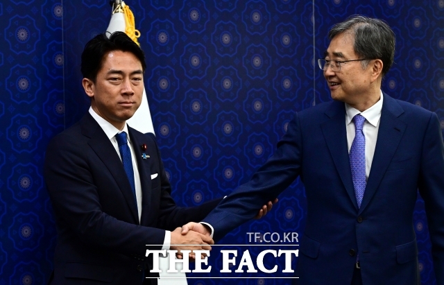 일본 차기 총리 후보로 거론되는 고이즈미 신지로 일본 농림수산상(왼쪽)이 광복절이자 일본의 패전일인 15일 야스쿠니 신사를 참배했다. 사진은 지난 11일 서울 외교부 청사에서 조현 외교부 장관과 만난 고이즈미 신지로 일 농림수산상의 모습. /임영무 기자