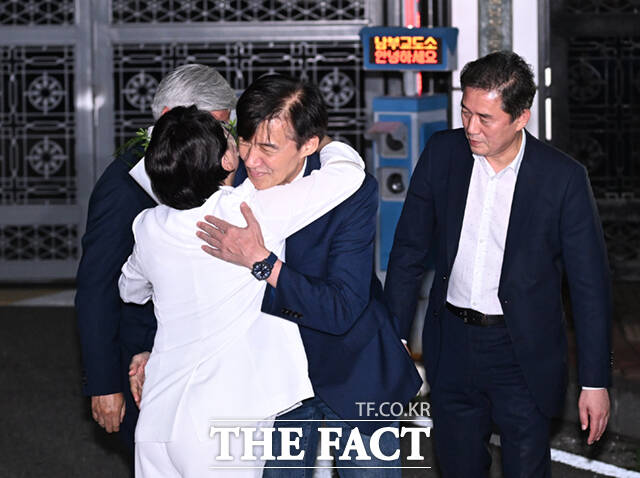 조국 전 조국혁신당 대표가 15일 오전 서울 구로구 남부교도소에서 광복절 특별 사면으로 출소해 김선민 조국혁신당 대표 권한대행과 포옹하고 있다. /이새롬 기자