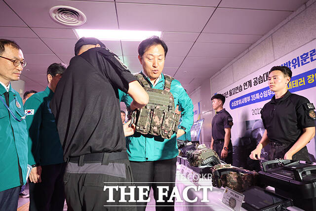 서울시는 오는 18일부터 21일까지 4일간 을지연습을 실시한다고 15일 밝혔다. 사진은 지난 2023년 8월23일 오후 서울 중구 시청역에서 대테러 진압 장비를 살펴보는 오세훈 시장. /더팩트 DB