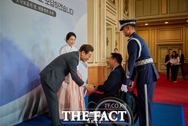 이재명 대통령이 6월 27일 청와대 영빈관에서 국가유공자 및 보훈가족 160여 명을 초청해 가진 호국보훈의 달, 대통령의 초대에서 참석자와 인사를 나누고 있다. /대통령실