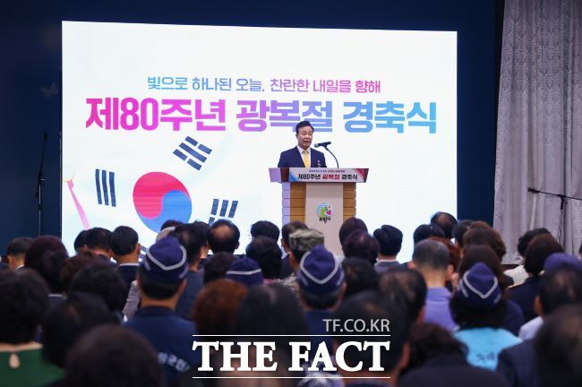 김성제 의왕시장이 광복절 경축식에서 기념사를 하고 있다./의왕시