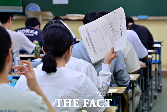 2025학년도 대학수학능력시험 9월 모의평가 시행일인 4일 서울 양천구 종로학원에서 수험생들이 시험지를 전달하고 있다./이새롬 기자