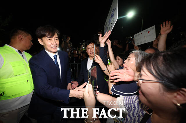 지지자들과 인사하는 조국 전 대표 조국혁신당 조국 전 대표가 15일 서울 구로구 남부교도소에서 광복절 특별사면·복권 조치로 출소하며 지지자들과 인사하고 있다. /이새롬 기자