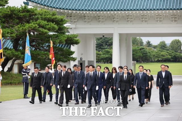 14일 방용승 신임 민주평화통일자문회의 사무처장(가운데)이 간부 공무원들과 국립서울현충원에서 현충탑에 헌화하기 위해 이동하고 있다. /민주평통