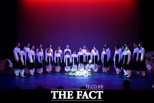 부천시 광복 80주년 경축식 뮤지컬 ‘소사역에서 길을 묻다’ 한장면./부천시