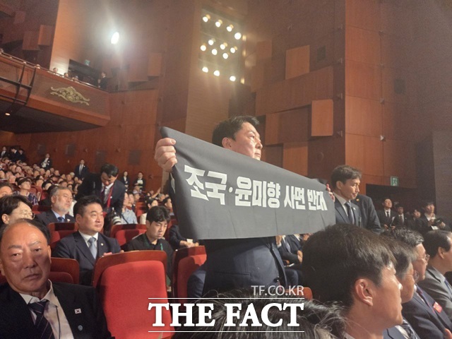 안철수 국민의힘 당 대표 후보가 15일 제80주년 광복절 경축식에서 이재명 대통령의 조국·윤미향 특별사면에 항의 시위를 벌였다./안철수 캠프 제공