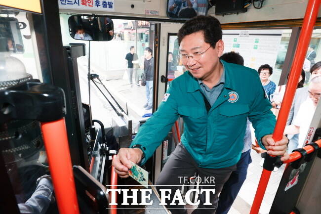 이상일 용인시장이 지난 14일 노후 차량 상태 확인을 위해 조아용카드를 찍고 15-2번 마을버스에 승차하고 있다./용인시