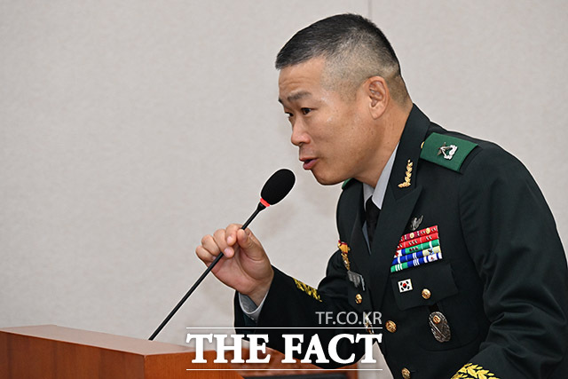 채상병 수사 외압 의혹의 핵심인물인 김동혁 전 군검찰단장이 대통령실과 연관성을 거듭 부인했다. 지난해 7월 국회에서 김동혁 국방부 검찰단장이 서영교 의원 질의에 답변하고 있다./더팩트 DB