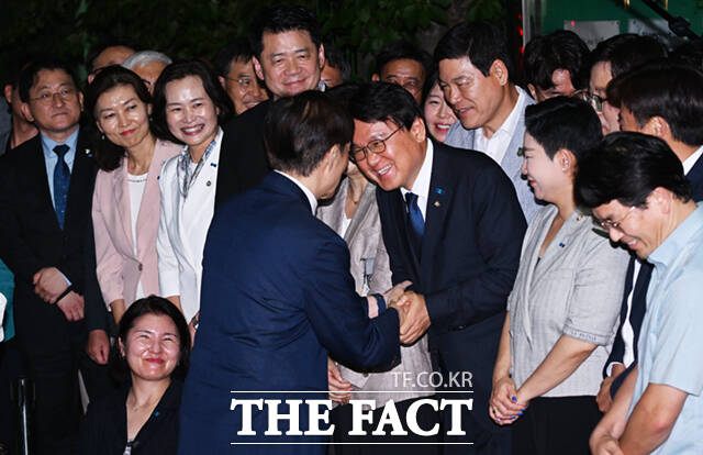 조국 전 조국혁신당 대표가 15일 오전 서울 구로구 남부교도소에서 광복절 특별 사면으로 출소해 황운하 조국혁신당 의원과 인사하고 있다.