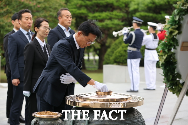 14일 방용승 신임 민주평화통일자문회의 사무처장이 국립서울현충원을 찾아 현충탑에 헌화하고 있다. /민주평통
