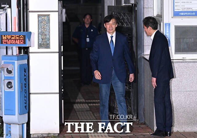 조국 전 조국혁신당 대표가 15일 오전 서울 구로구 남부교도소에서 광복절 특별 사면으로 출소하고 있다. /이새롬 기자