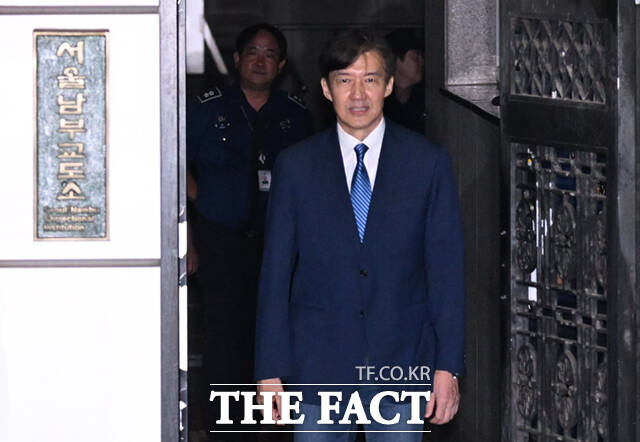 이재명 대통령의 첫 특별사면·복권을 통해 출소한 조국 전 조국혁신당 대표가 출소 직후 이 대통령에게 감사의 뜻을 전했다. 조국 전 조국혁신당 대표가 15일 오전 서울 구로구 남부교도소에서 광복절 특별 사면으로 출소하고 있다. /이새롬 기자