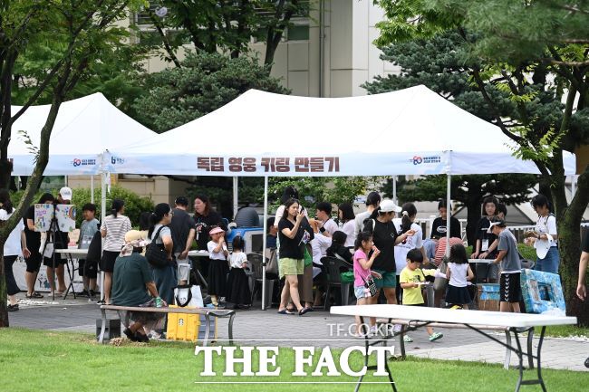부천시청 잔디마당에서 열린 광복절 체험형 부스 모습./부천시
