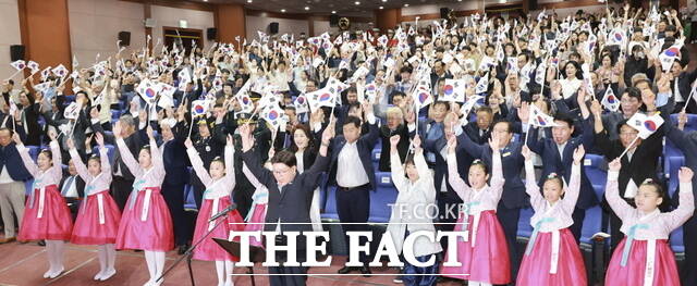 15일 오전 전북도청 공연장에서 열린 제80주년 8·15 광복절 경축식에서 김관영 도지사(가운데) 등 도내외 주요 내빈과 국군장병, 보훈단체 회원, 도민 등이 만세삼창을 외치고 있다. /전북도