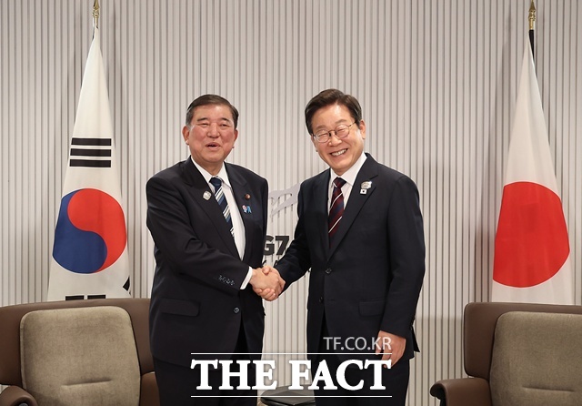 이재명 대통령이 지난 6월17일(현지 시간) 캐나다 앨버타주 캐내내스키스 주요 7개국(G7) 정상회의장에서 열린 한일 정상회담에서 이시바 시게루 일본 총리와 악수하며 기념촬영을 하고 있다. /뉴시스