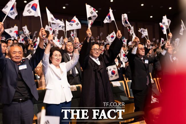 15일 오전 경기아트센터에서 김동연 경기도지사가 국내외 독립유공자 후손 및 지역 사회 구성원 등과 만세삼창을 하고 있다./경기도