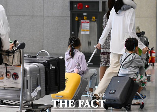 추석 연휴 직후인 10월 10일이 임시공휴일로 지정될 수 있다는 기대감이 커지고 있으나, 정부는 검토조차 하지 않고 있다며 선을 그었다. /이새롬 기자