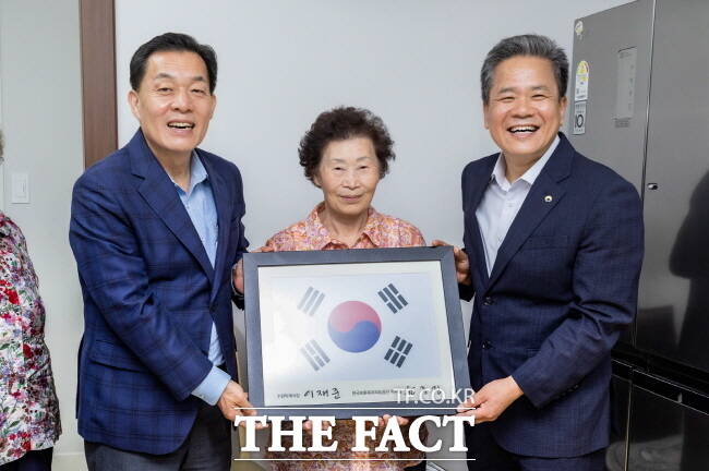 이재준(왼쪽) 수원시장이 14일 독립유공자 후손인 새 단장된 강점순 씨 집을 방문해 강 씨 등과 기념사진을 촬영하고 있다. /수원시