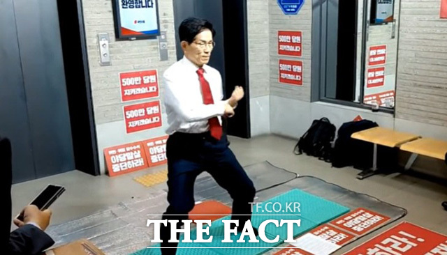 김건희 특검의 국민의힘 중앙당사 압수수색을 막기 위해 무기한 농성에 돌입한 김문수 당 대표 후보가 현장에서 체조를 하며 건재함을 과시했다. 김문수 국민의힘 당 대표 후보가 15일 당사 로비 농성 중 일어나 태권도 정권지르기를 하고 있다. /김문수TV 캡쳐