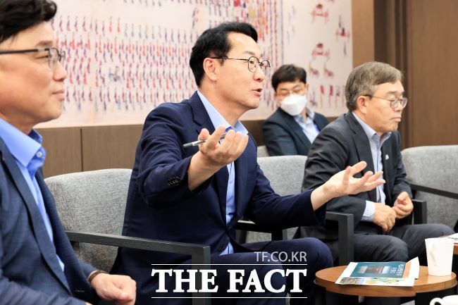 정명근 화성시장이 국립고궁박물관 분관 유치위원회 위원들과 대화하고 있다. /화성시