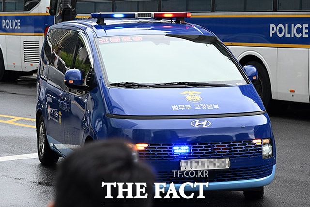 윤석열 전 대통령의 부인 김건희 씨가 탑승한 호송 차량이 14일 오전 서울 종로구 KT광화문빌딩 웨스트에 마련된 민중기 특검 사무실로 들어서고 있다./남용희 기자