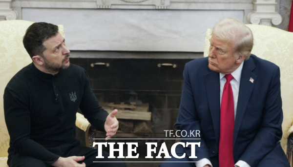 미국 알래스카에서 열린 미러 정상회담이 휴전 합의 없이 종료된 가운데, 볼로디미르 젤렌스키 우크라이나 대통령이 오는 18일(현지시간) 미국 백악관을 찾아 도널드 트럼프 대통령과 회담한다. 사진은 트럼프 대통령과 젤렌스키 대통령이 지난 2월 28일 백악관 집무실에서 회담 중인 모습. /워싱턴=AP/뉴시스