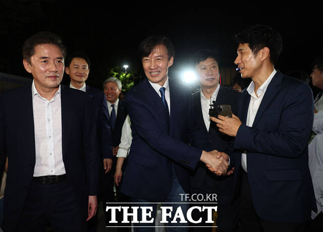 지지자들과 인사하는 조국 전 대표 조국혁신당 조국 전 대표가 15일 서울 구로구 남부교도소에서 광복절 특별사면·복권 조치로 출소하며 지지자들과 인사하고 있다. /더팩트 DB