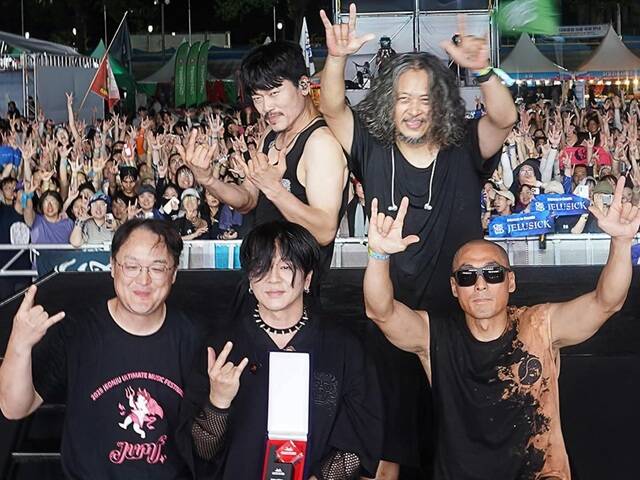 밴드 YB가 16일 전라북도 전주시 전북대학교 대운동장에서 열린 전주얼티밋뮤직페스티벌에서 라이브 공연을 펼쳤다. 이날 YB는 공연 후 전주얼티밋뮤직페스티벌 조직위원회로부터 감사패를 받았다./전주얼티밋뮤직페스티벌 조직위원회