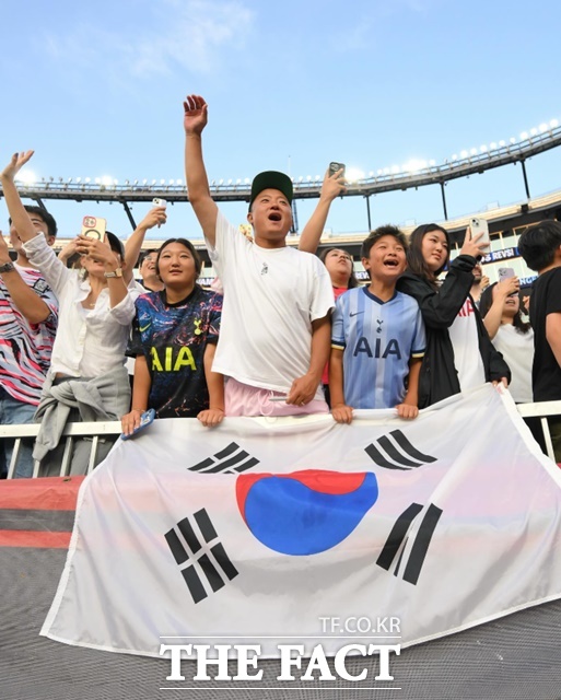 태극기를 펼쳐들고 손흥민을 응원하는 한국인들./LAFC SNS