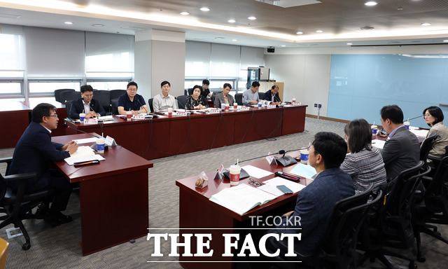 전형식 충남도 정무부지사(왼쪽) 주재로 2025년 충남 미래산업 발굴 협의회가 열리고 있다. /충남도