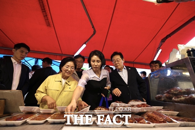 이재명 대통령과 영부인 김혜경 여사가 17일 서울 은평구 연서시장을 찾아 상인들과 대화하고 있다. /대통령실