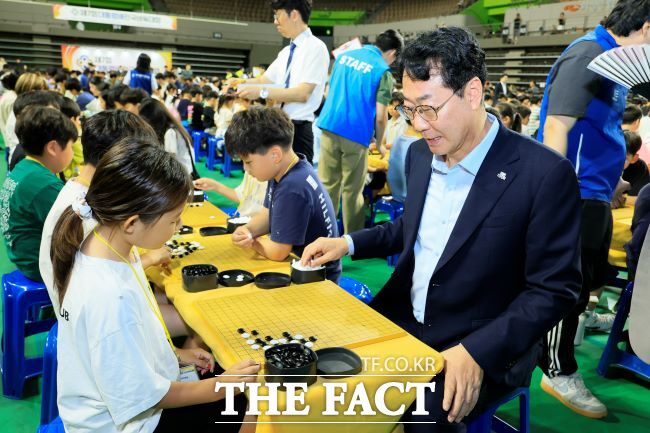 정명근 화성시장이 대통령배 바둑대회에 참가한 소녀 기사와 대국을 하고 있다. /화성시