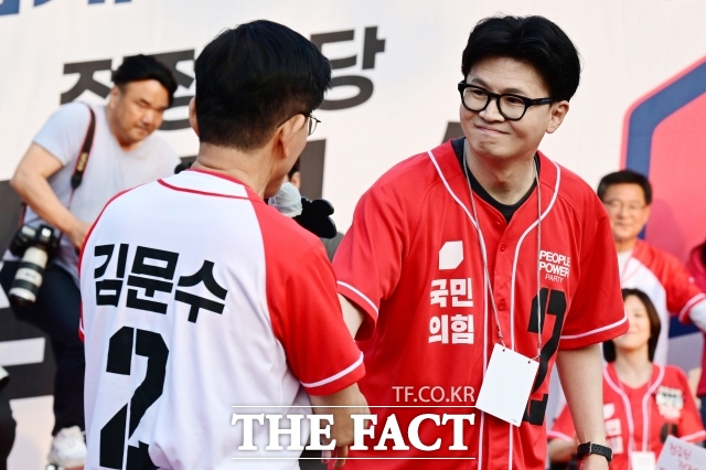 한동훈 전 국민의힘 대표는 17일 김문수 당대표 후보가 내부총질 발언과 관련해 또 거짓말을 했다며 유감을 표했다. /남윤호 기자