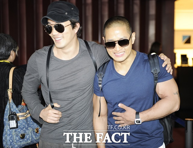 90년대 후반부터 병역 기피 논란 이전까지 유승준(오른쪽)은 특급 스타가수 중에서도 연예계 아름다운 청년의 대명사였다. 병역 이행 직전 말을 바꾼 언행불일치는 21년째 주홍글씨가 돼 해외를 떠돌고 있다. 제65회 칸국제영화제 유승준 니스국제공항 입국 당시. 왼쪽은 배우 권상우. /더팩트 DB